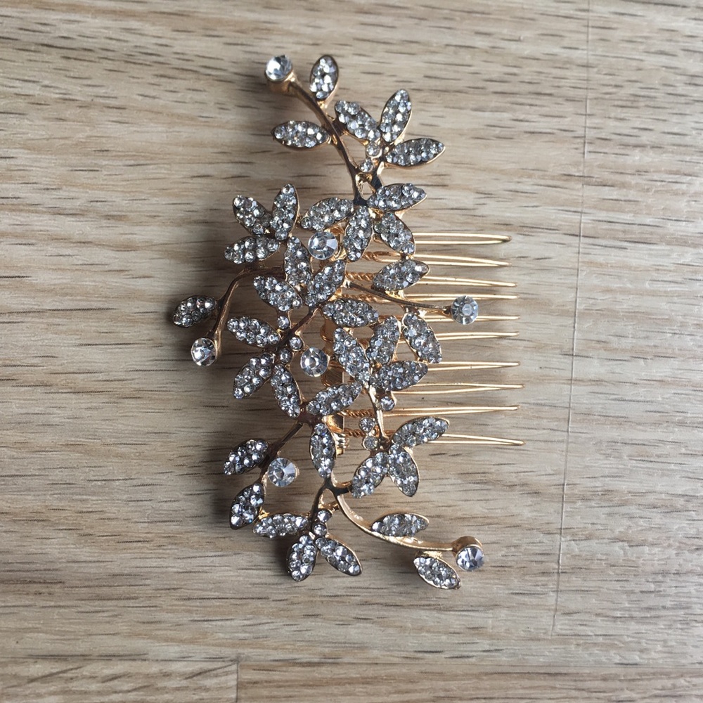 Gold floral hairpiece